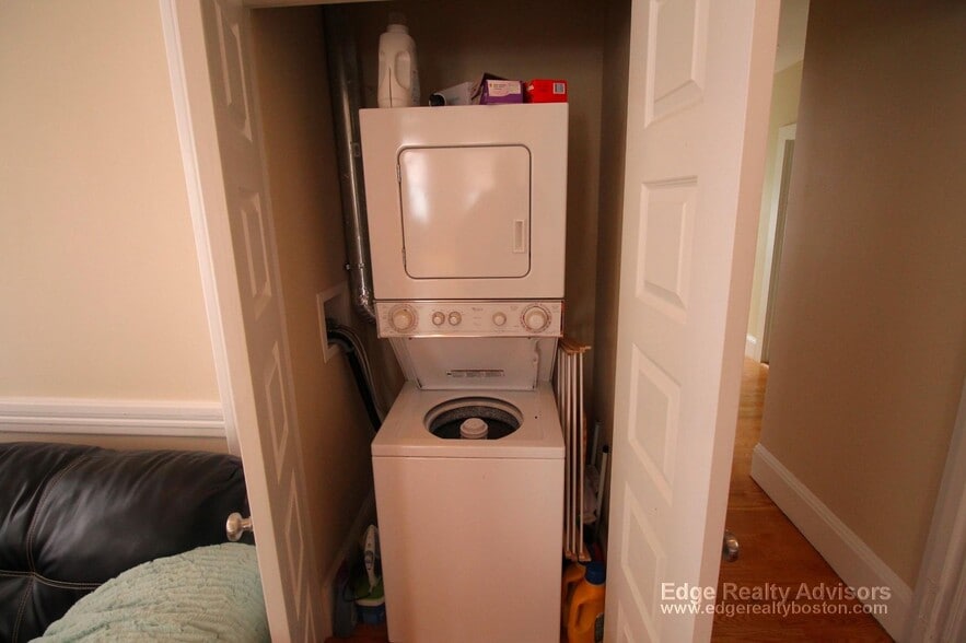 Building Photo - 33 Montcalm Ave