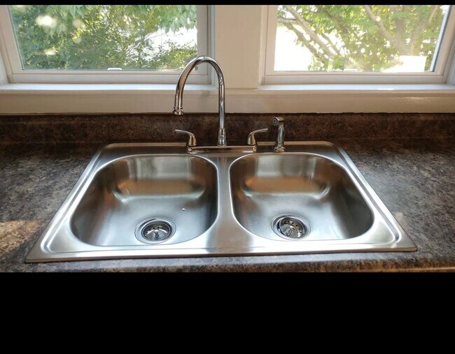 Building Photo - 3 bedroom 2 bath prime location!