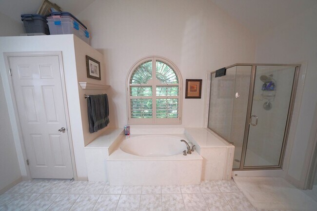 Building Photo - Gorgeous Home in the Coveted Greenshire Subdivision - Realtor Commission: $400