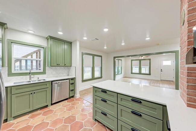 Building Photo - Stunning 3/2.5 with Office in West Lampasas