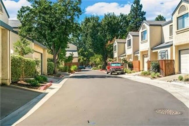 Building Photo - Great 2 bedroom, 1.5 bath in South Davis for September move in!