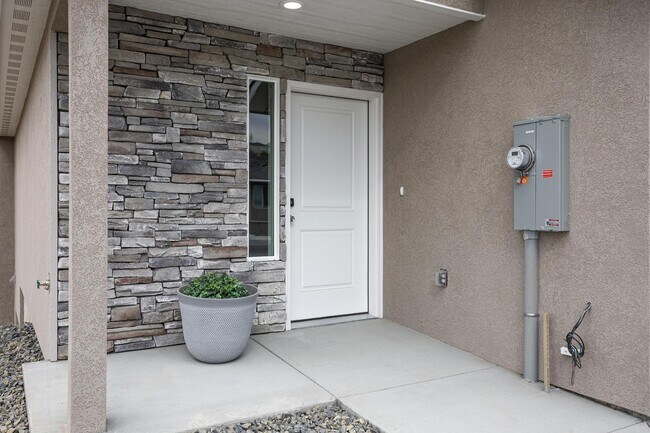 Building Photo - Great West Richland Location