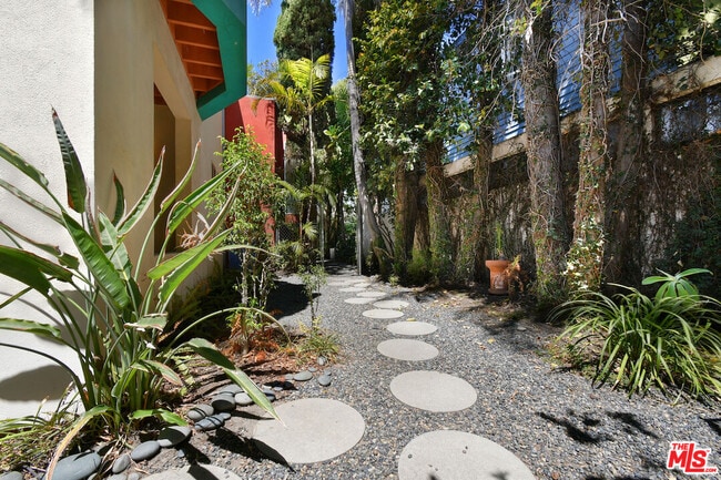 Building Photo - 656 Angelus Pl