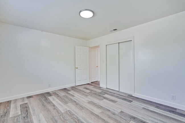 Building Photo - 800 W Hacienda Ave