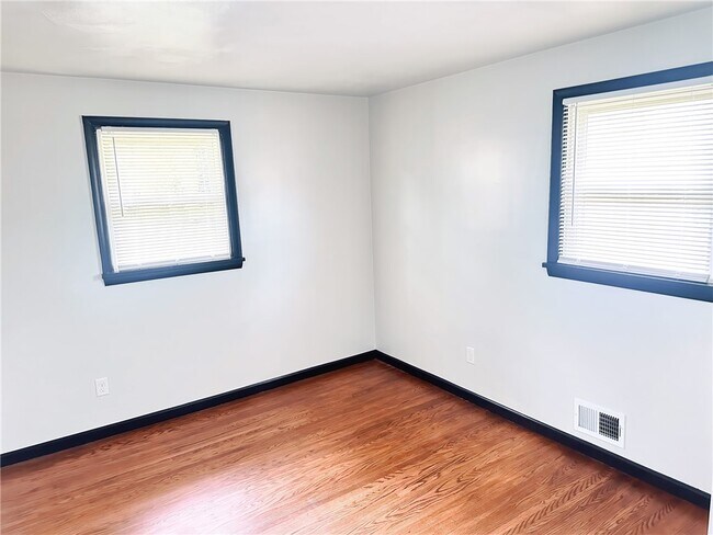 Building Photo - 115 Burben Way