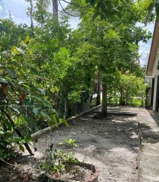 Building Photo - 739 Holly St