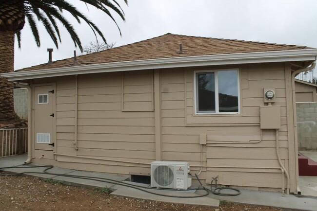 Building Photo - 1Bed/1Bath in Vista~ E. California