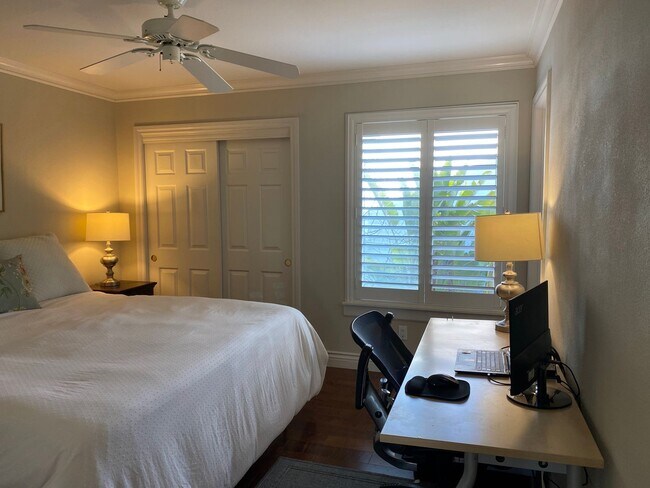 Building Photo - Private Courtyard Entry & Expansive Backyard Oasis