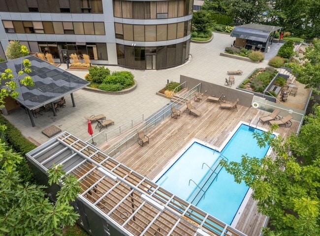 Building Photo - Coveted Portland Plaza Condo located in Do...