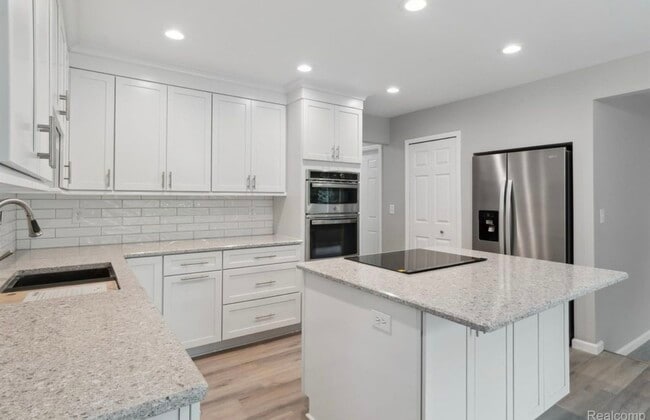 Building Photo - 6879 Brookshire Dr