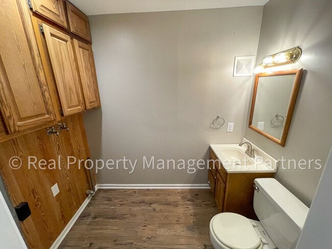Building Photo - 3920 Camelot Dr SE