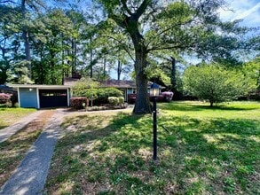 Building Photo - Beautiful waterfront home