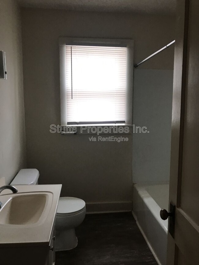 Building Photo - 903 E 8th St