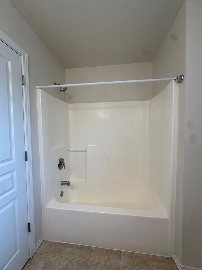 Building Photo - 25 SW Roosevelt Ave