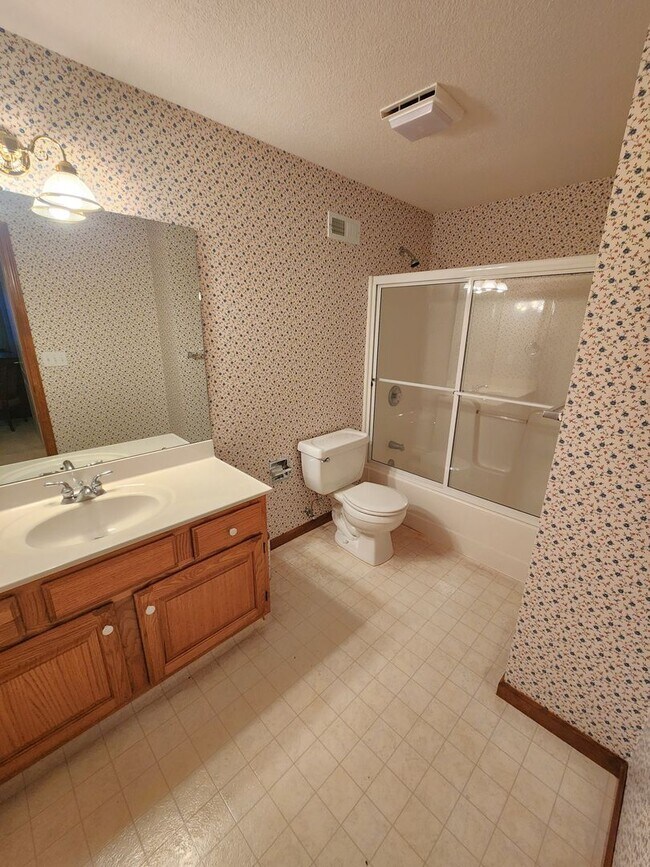 Building Photo - Executive 3+BR, 3BTH Rancher, 2car gar (with ALL utilities only $450/mo) and lawncare and snow re...