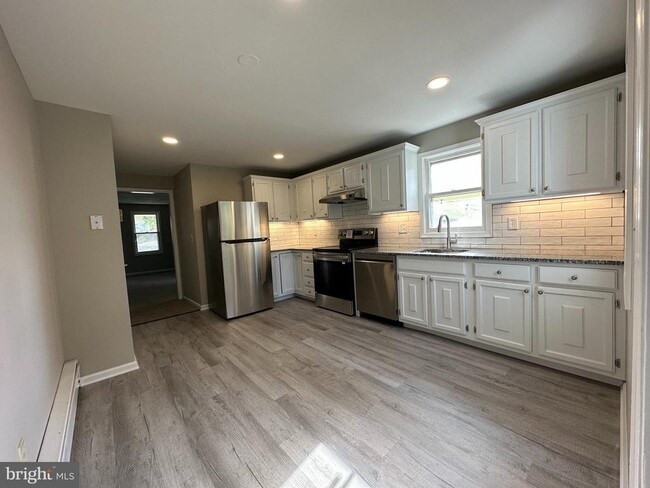 Building Photo - 134 Maple Ave