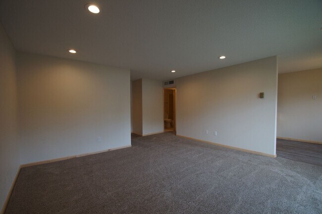 Building Photo - Fully Renovated Appaloosa Suite