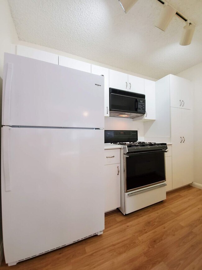 Building Photo - For Rent | 1 bedroom, 1 bath upstairs corner unit located in Sun Rise with 1 assigned parking stall
