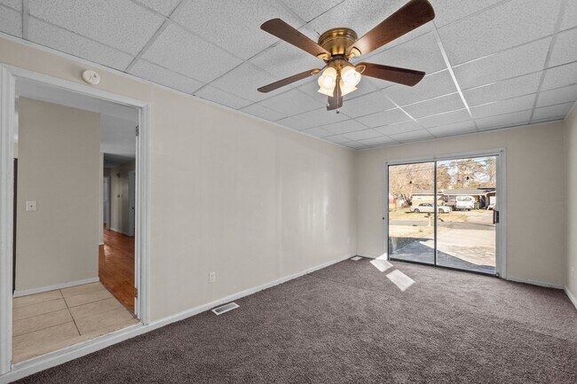 Building Photo - 2910 Kanewood Dr