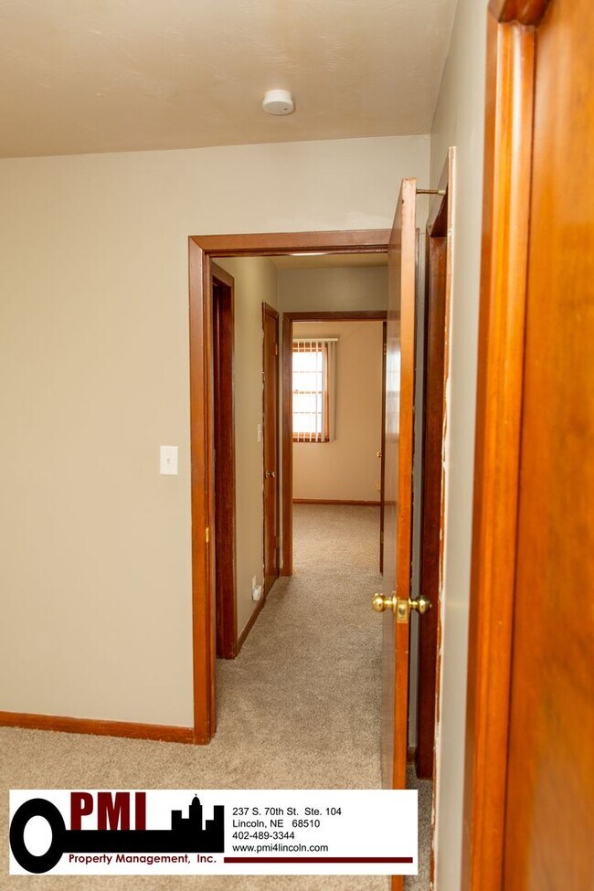 Building Photo - 2 Bedroom and 1.5 Bathroom Apartment Avail...