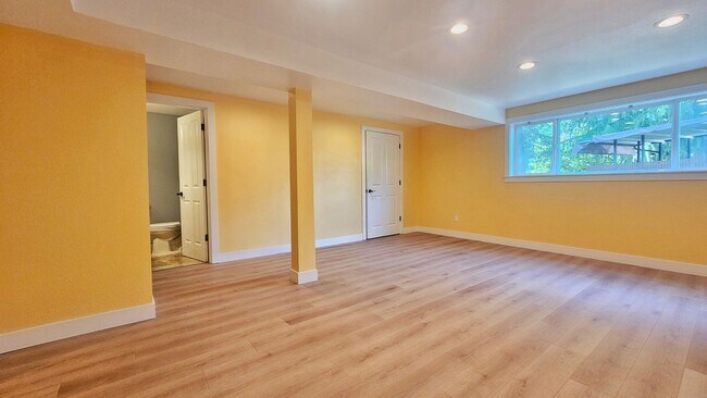 Building Photo - Spacious 4 Bed 3 Bath Home in Sought After...