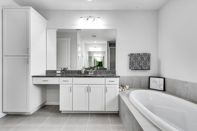 Building Photo - 16330 Oakview Dr