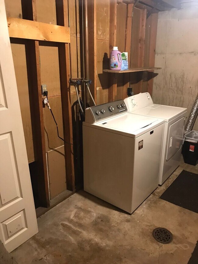 Building Photo - House for August Prelease with Easy Access to CU