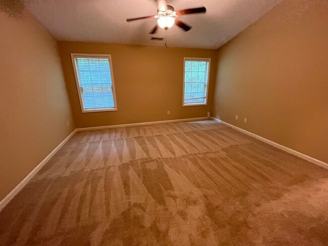 Building Photo - Lovely 3 bedroom Townhouse
