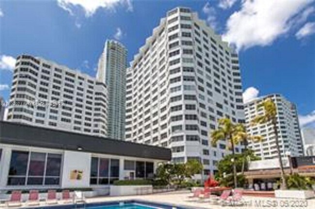 Building Photo - 905 Brickell Bay Dr