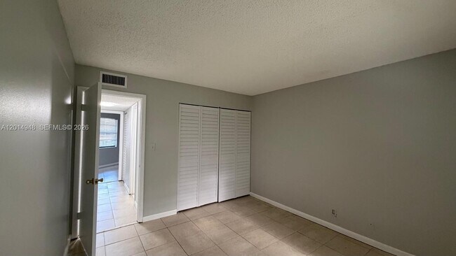 Building Photo - 4010 Lakeside Dr