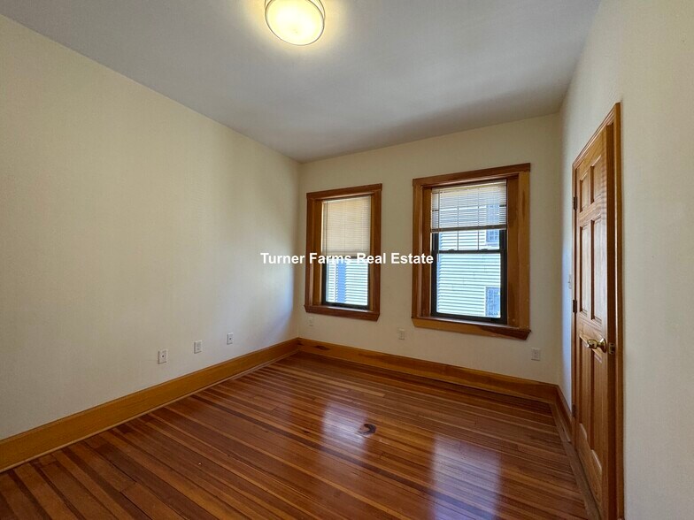 Building Photo - 145 Hillside St