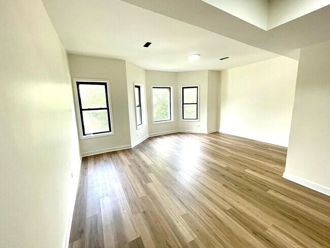 Building Photo - 5623 S Prairie Ave
