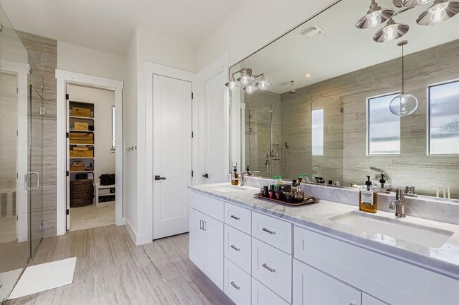 Building Photo - 15104 Barrie Dr