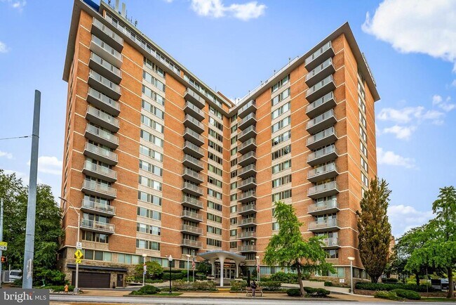 Primary Photo - 1 E University Pkwy