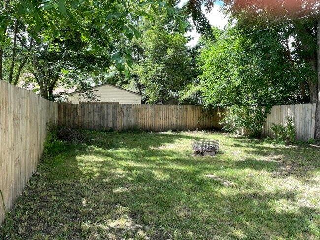 Building Photo - 1504 E Meyers Ave