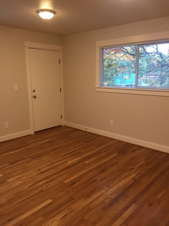Building Photo - Modern PrivatePorch/Entry 2Br Hardwoods-Qu...