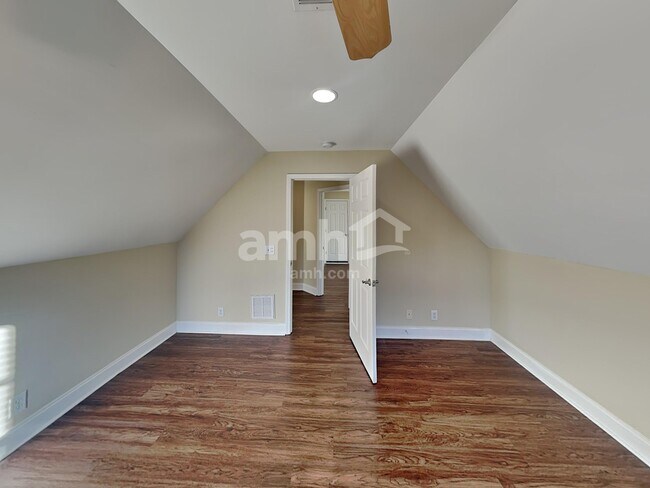 Building Photo - 2404 Adelaide Dr