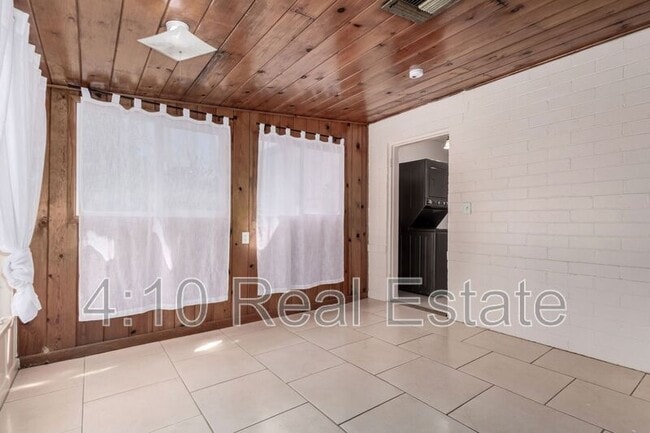 Building Photo - 208 W Glenrosa Ave