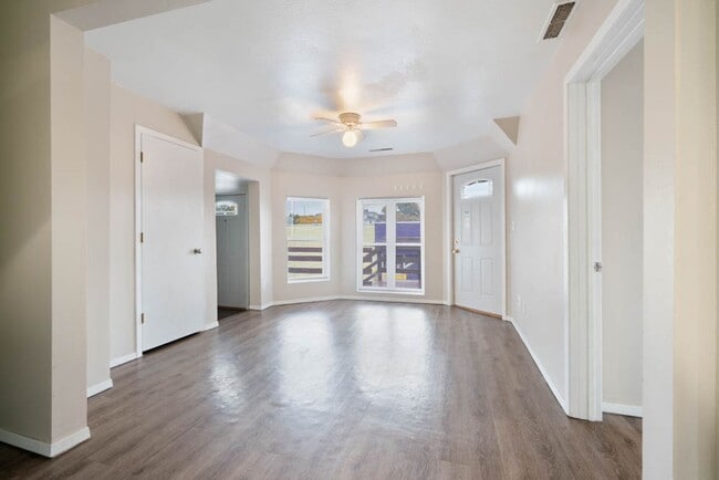 Building Photo - 2118 College St