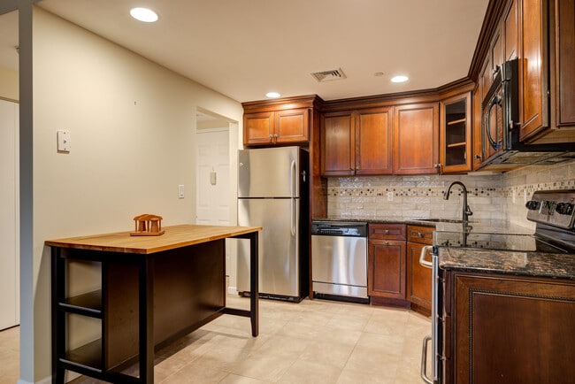 Building Photo - 242 Maple Ave