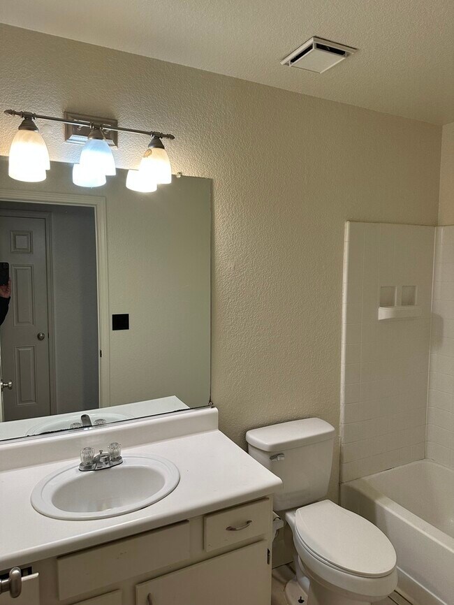 Building Photo - MODESTO 3 BEDROOM 2 BATH HOME