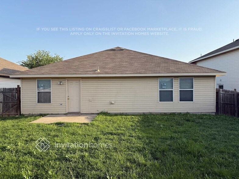 Building Photo - 825 Poncho Ln