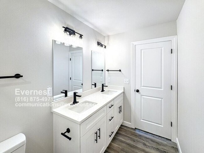 Building Photo - Beautiful 3-Bedroom Townhome with Modern A...