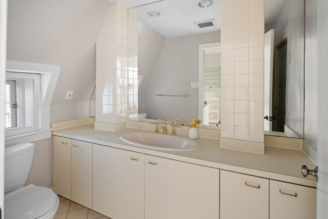 Building Photo - Incredible Rittenhouse Home