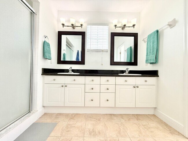 Building Photo - Perfect balance of space, style & easy living - 2Bedrooms 2.5Bath in Clearwater!