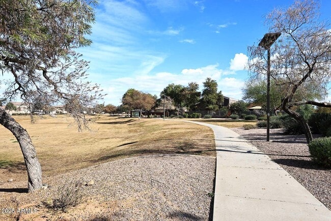 Building Photo - 10532 W Pomo St