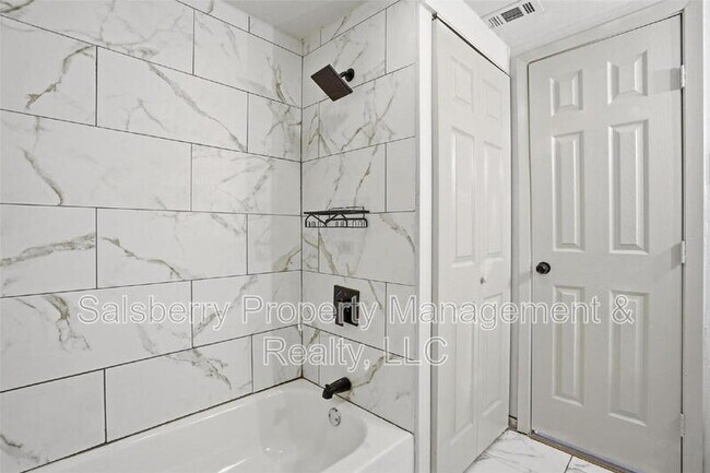 Building Photo - 1100 SE 9th St