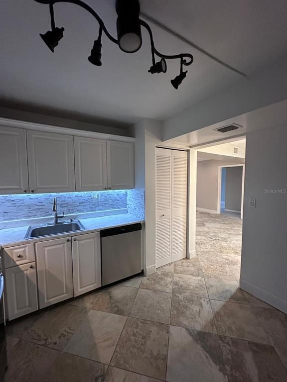 Building Photo - 721 N Pine Island Rd