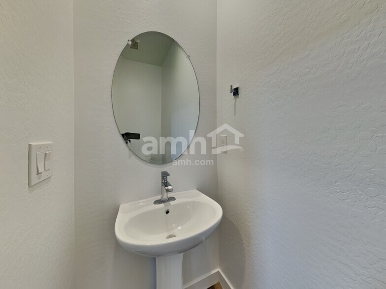 Building Photo - 20177 W Thomas Rd