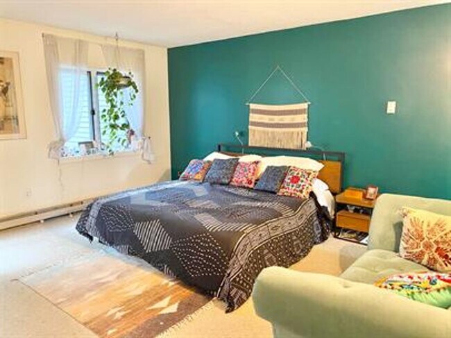 Building Photo - 2 Bedroom Condo South End of Burlington